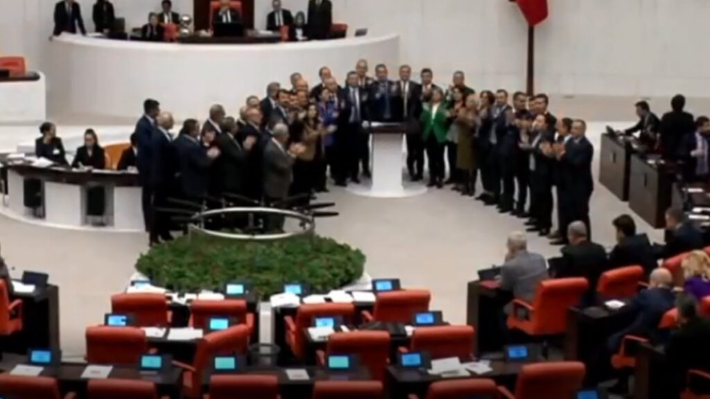 CHP, emeklilere verilen zammı TBMM’de protesto etti