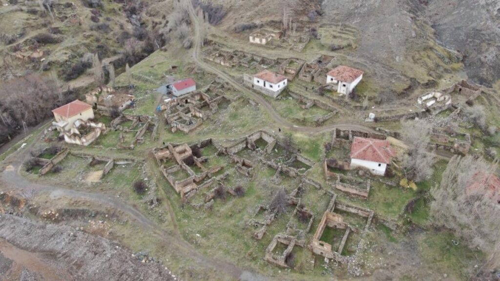 Sivas’ta ‘cinli’ denilen köyde 15 yıldır tüm evler boş
