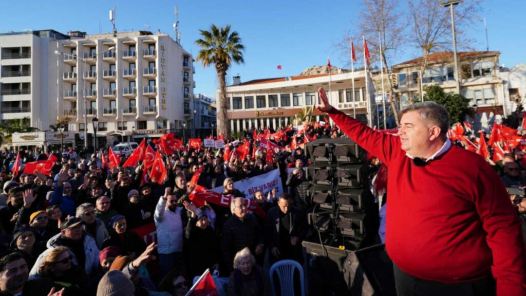 CHP’nin aday göstermediği Çeşme belediye başkanı miting yaptı