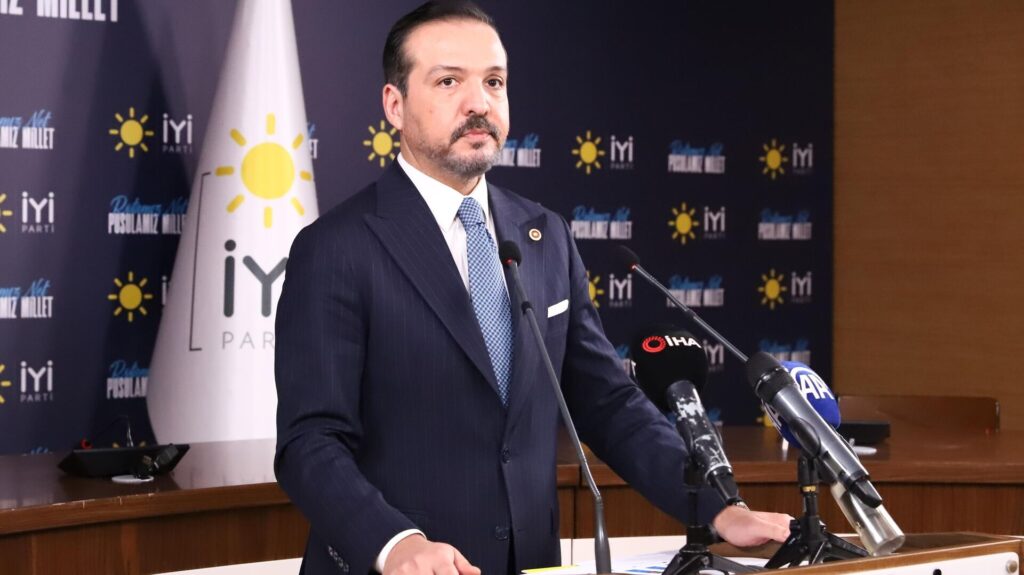 İYİ Parti Sözcüsü Zorlu’dan ‘afiş’ açıklaması: ‘Zannediyorum bilgiyi doğru yerden almıyorlar’