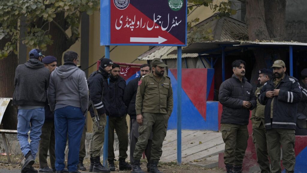 Pakistan’da seçim arifesi düzenlenen bombalı saldırıda 12 kişi öldü