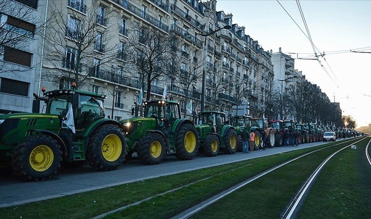 Fransa’da sendikalı çiftçiler traktörleriyle Paris’i kuşattı