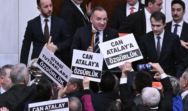 Bekir Bozdağ’a ‘kitapçık’ fırlatan CHP’li vekil Bankoğlu: Saygısızlık arayan halk iradesinin gasp edilmesine baksın