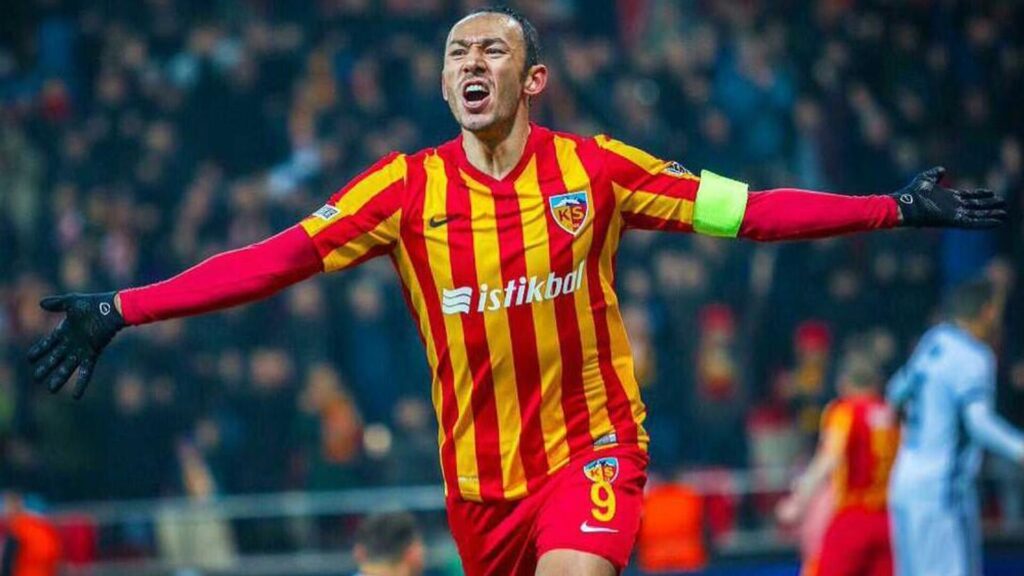 Kariyerinde 751 maça çıkan ve 233 gol atan Umut Bulut, futbolu bıraktı