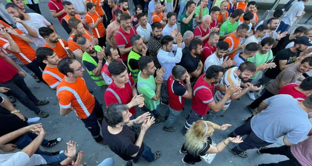 CarrefourSA deposunda işçiler eylemde