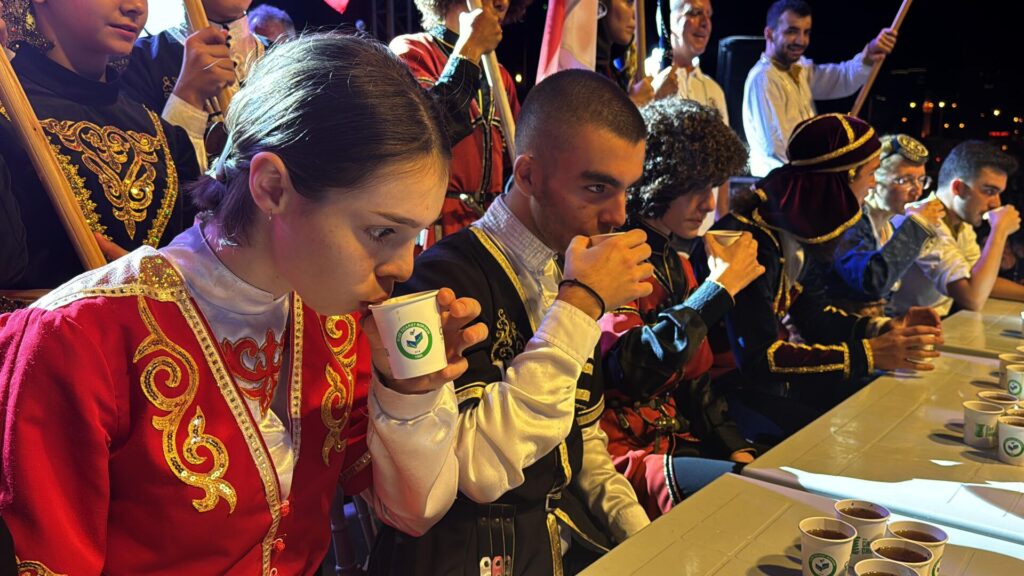 En hızlı çay içme yarışması: 3 dakikada 6 bardak çay içmek için yarıştılar
