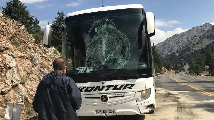 Korku dolu anlar! Yolcu otobüsü bariyerlere çarptı kaza ucuz atlatıldı