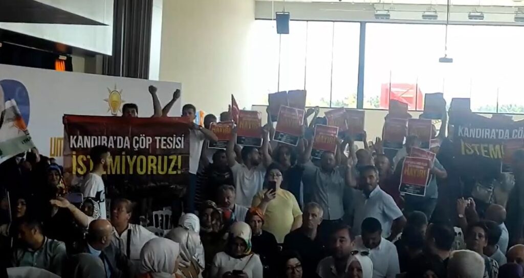 Murat Kurum konuşurken pankartları açtılar: İstemiyoruz
