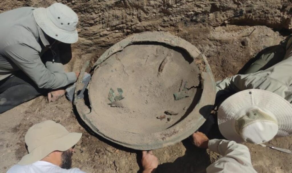 Van’da 2 bin 700 yıllık keşif: 3 adet bronz kalkan bulundu