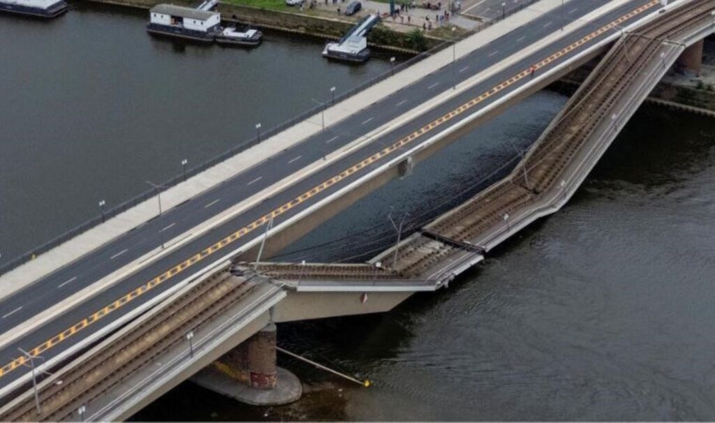 Yollar trafiğe kapatıldı… Almanya’da köprü çöktü!