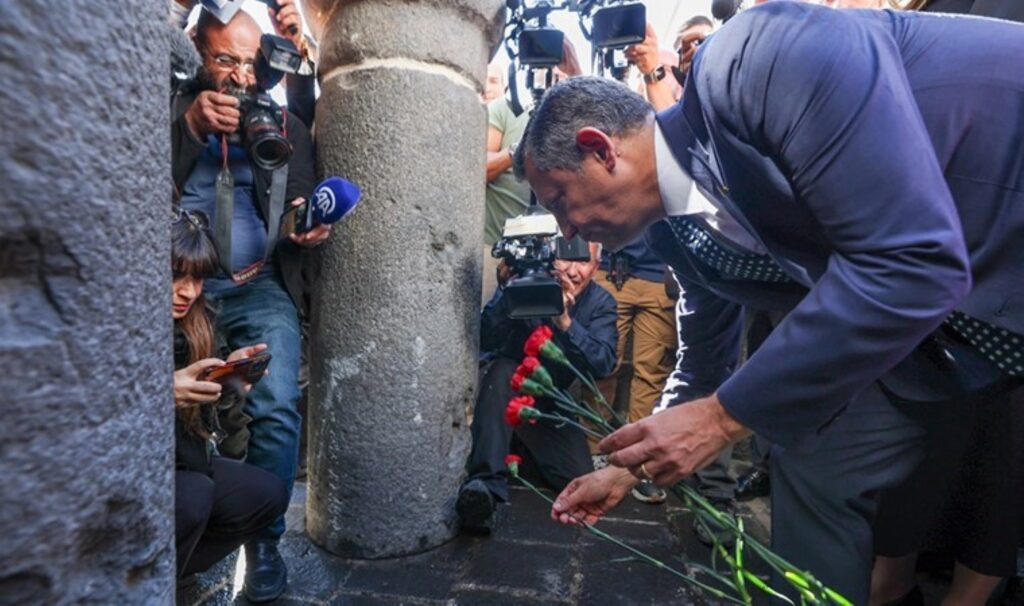 Özgür Özel, öldürüldüğü yerde Tahir Elçi’yi andı: ‘Cinayet tüm yönleriyle ortaya çıkarılana kadar…’