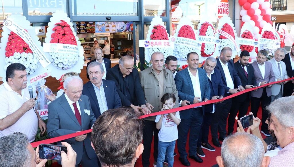 Rize’deki hamburgerci açılışa katılan AK Parti belediye başkanları ve üyeleri disipline sevk edildi
