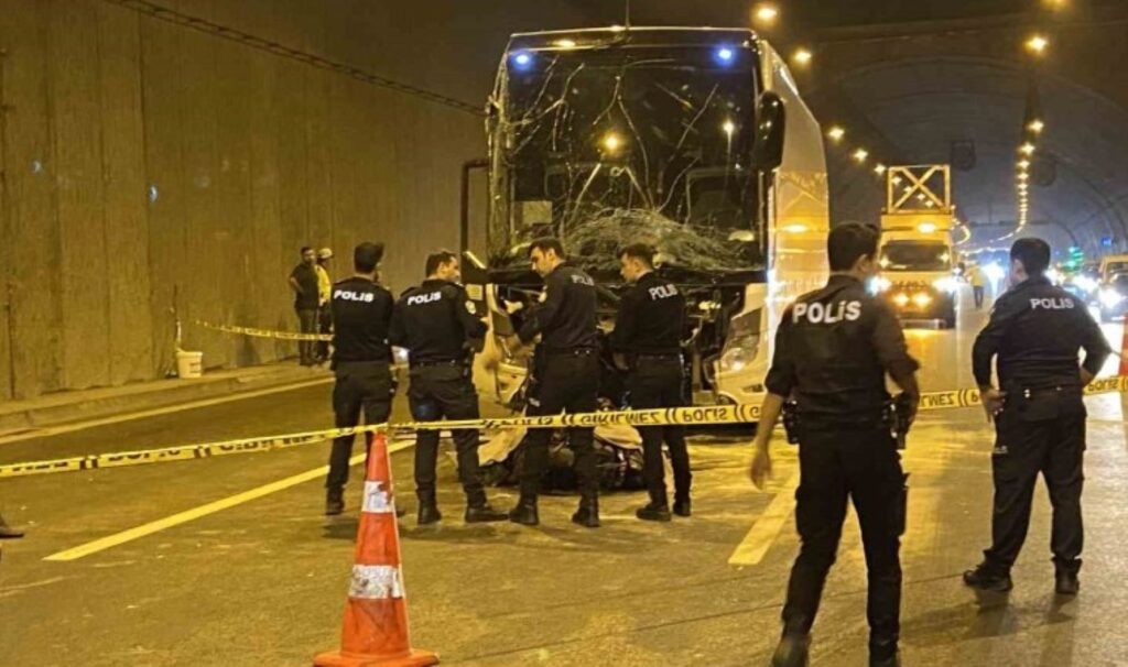 Sultangazi’de 2 motosikletlinin ters yönde yaptığı yarış ölümle son buldu: 1 ölü, 3 yaralı