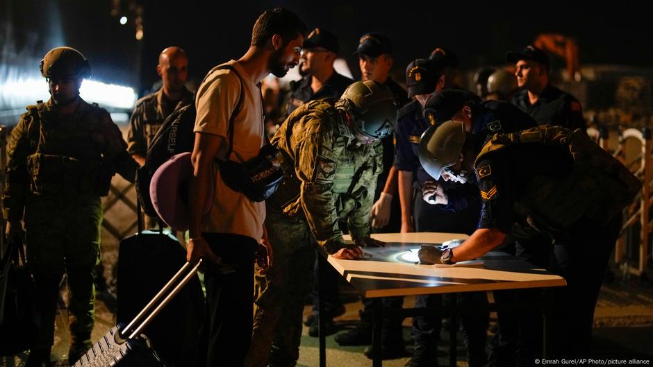 Türk vatandaşlarını Lübnan’dan tahliye eden gemi Mersin’de