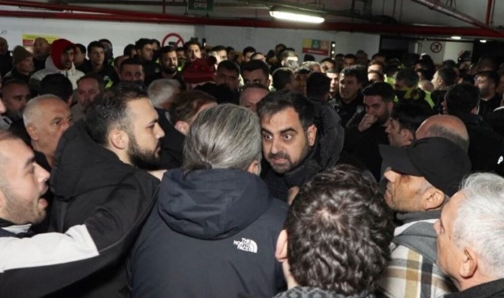 AKP’li Bahçelievler Belediyesi ile site sakinleri otopark nedeniyle karşı karşıya geldi…