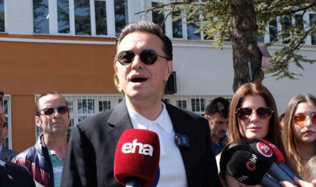AKP’nin Eskişehir adayı Nebi Hatipoğlu oy kullanmak için geldiği okulda gazetecileri azarladı