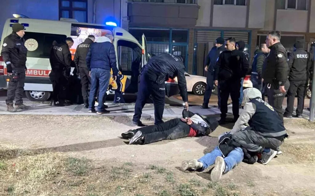Aksaray’da Bıçaklı Kavga: 3 Yaralı, 7 Gözaltı