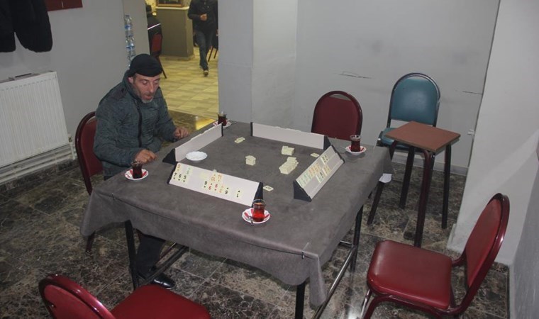 Arkadaş bulamadı… Okey’i tek başına oynadı