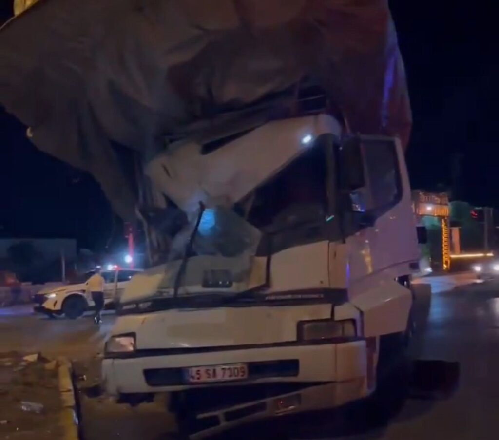 Bandırma’da yolcu otobüsü ile kamyon çarpıştı: 4 yaralı