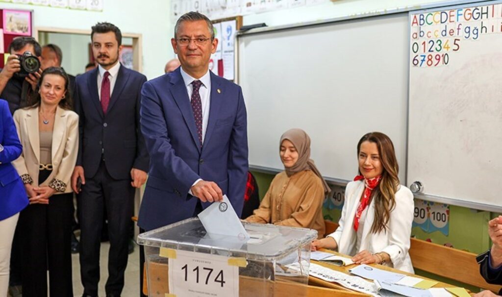 CHP lideri Özgür Özel Manisa’da oyunu kullandı: ‘Silahlardan uzak durun’ çağrısı