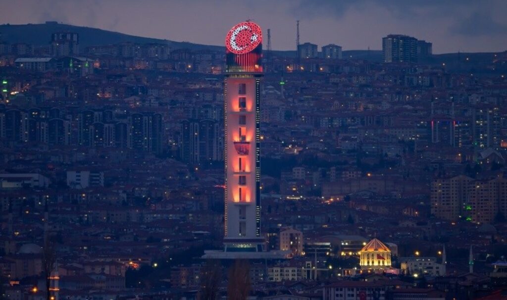 Cumhuriyet Kulesi’nin apar topar açılışı yapılmıştı: Yurttaşlar asansörde mahsur kaldı