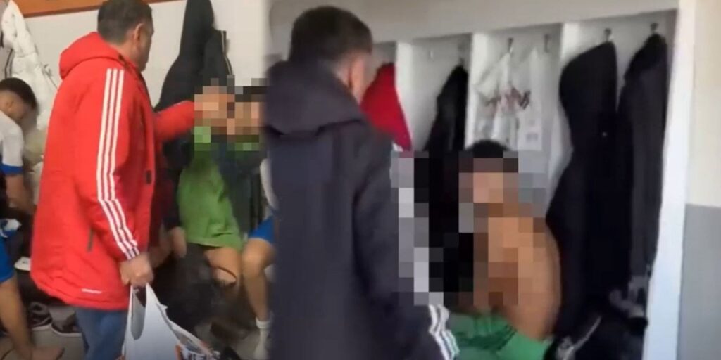 Elinde poşetle futbolcusunu dövdü. Kamera kayıttaydı