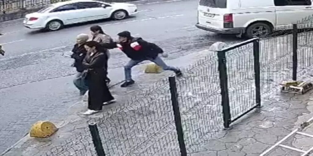 Kapkaç ve şiddete karşı kadınlara yakın savunma eğitimi