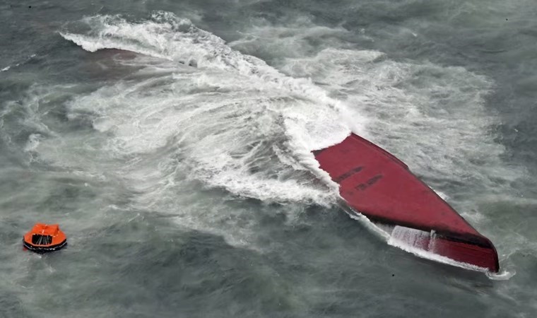 Kimyasal taşıyan tanker alabora oldu: 7 ölü