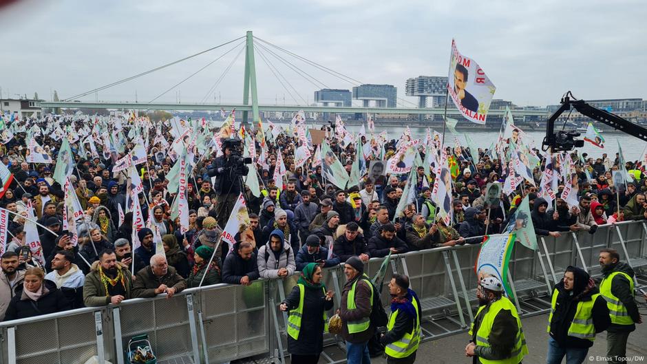 Köln’de Kürt gruplardan Öcalan gösterisi