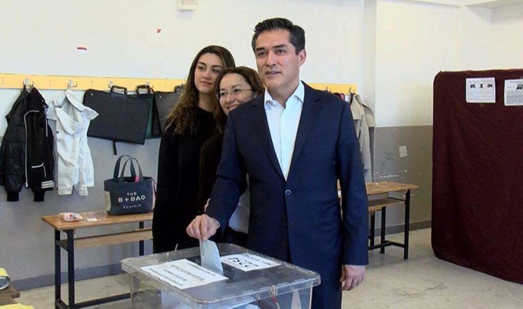 Oyunu kullanan İYİ Parti İstanbul adayı Buğra Kavuncu’ya okul bahçesinde tepki