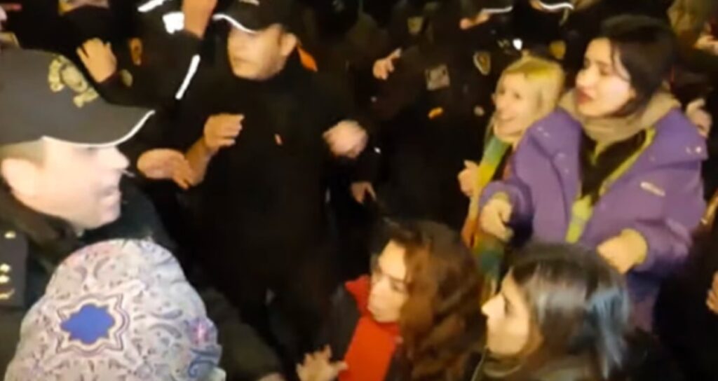 Taksim ve Karaköy’de şiddete karşı yürümek isteyen kadınlara müdahale
