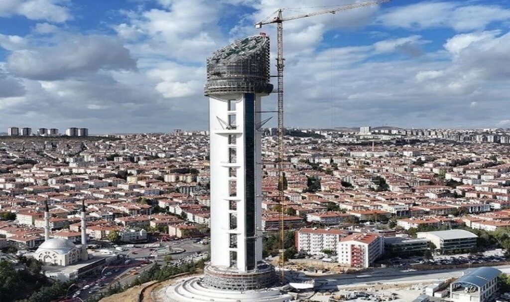 Yurttaşlar asansörde mahsur kaldı