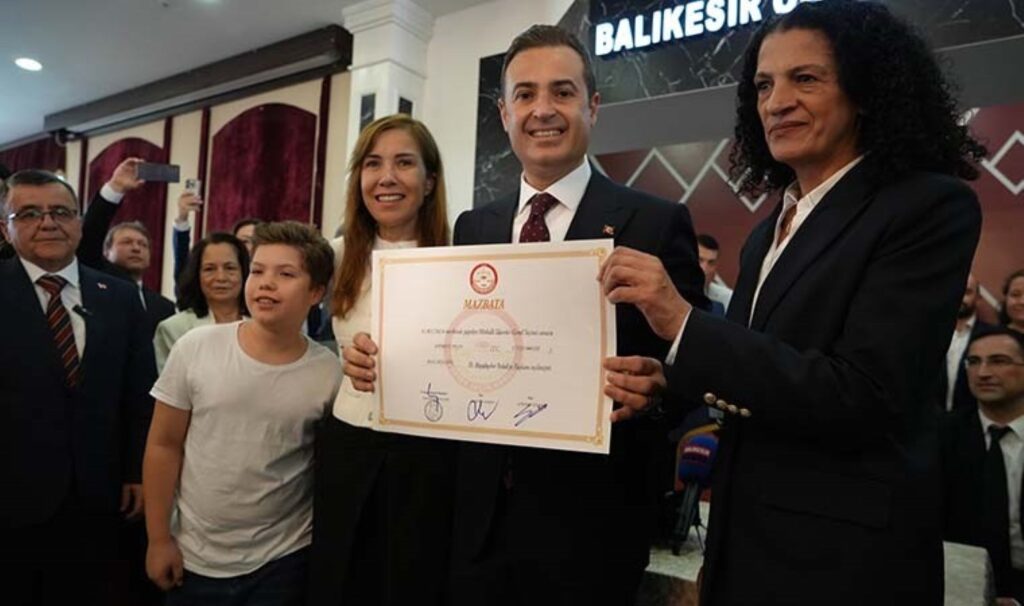 AKP’li başkan otobüs indirimlerini iptal etmişti… Ahmet Akın mazbatasını aldı ‘indirime devam’ dedi