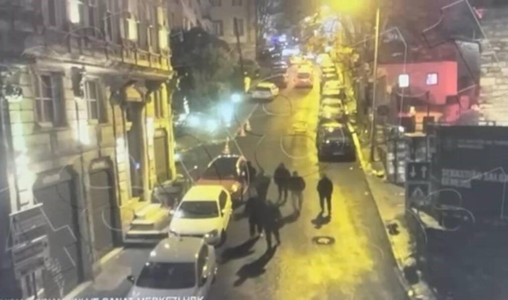 Beyoğlu’nda film gibi olay… Tuzak kurduğu husumetlisini kaçırmak istedi!