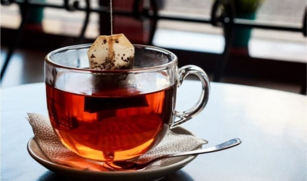 Çay poşetlerini değerlendirmenin 10 yaratıcı yolu: Artık kullanılmış poşet çayları çöpe atmayacaksınız…