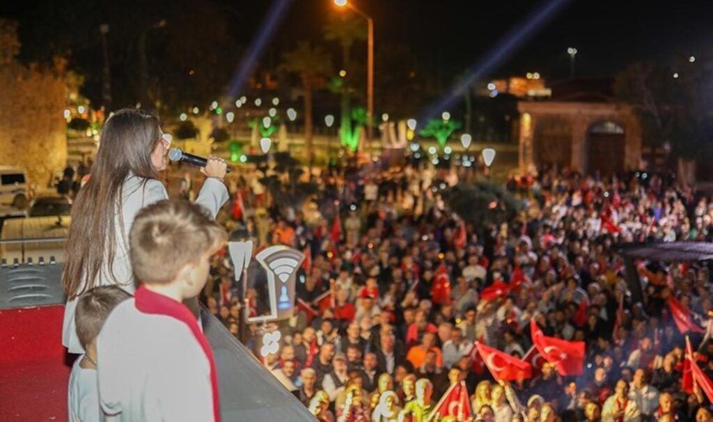 Çeşme’nin ilk kadın Belediye Başkanı Lal Denizli’nin ailesinin büyük gururu