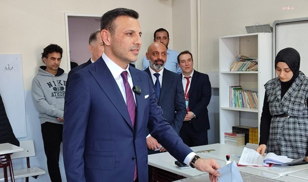 CHP İstanbul İl Başkanı Özgür Çelik oyunu kullandı: ‘Bazı okullarda eksik pusula verildiğine yönelik bilgi geldi’