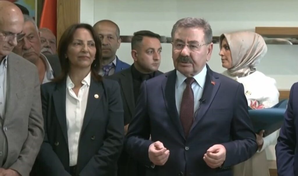 CHP’li başkan mazbatasını aldı: ‘Belediyenin içi boşaltılmış’