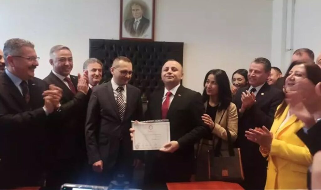 CHP’nin 47 yıl sonra kazandığı Amasya’da, Başkan Sevindi mazbatasını aldı