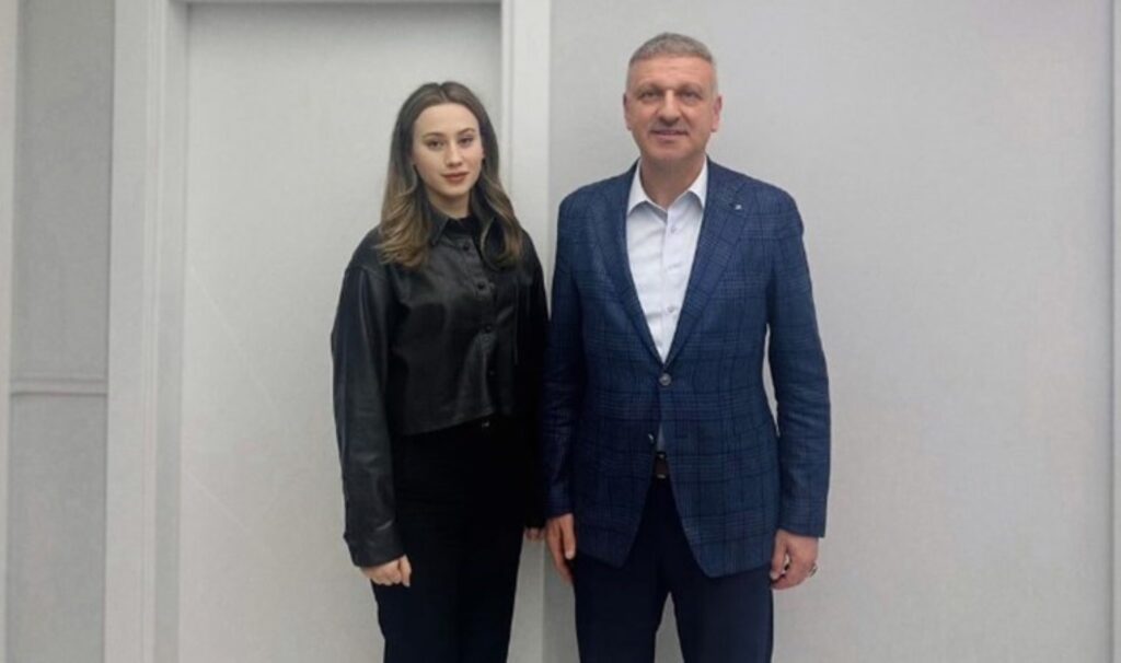 Erdoğan’ın başdanışmanı Oktay Saral, Türkiye’nin en genç belediye başkanı olan Zeynep Çelik’i seçim öncesi ziyaret etmiş: ‘Çok değerli amcam…’