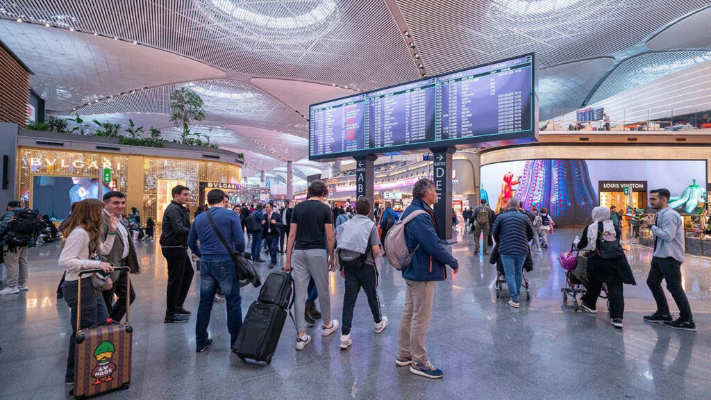 İstanbul havalimanlarını 10 ayda 100 milyondan fazla yolcu kullandı