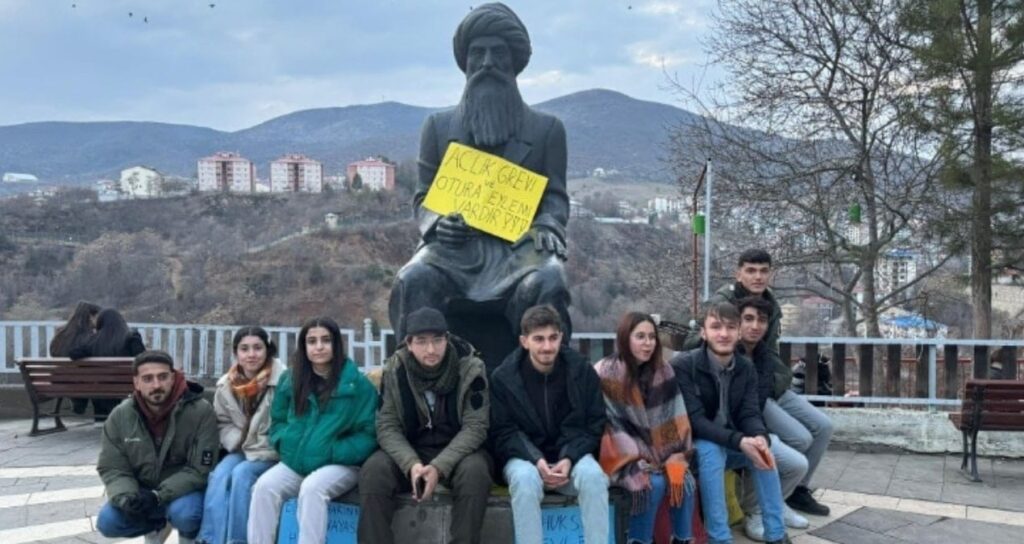 Kayyum protestosuna katıldı, yurttan atıldı