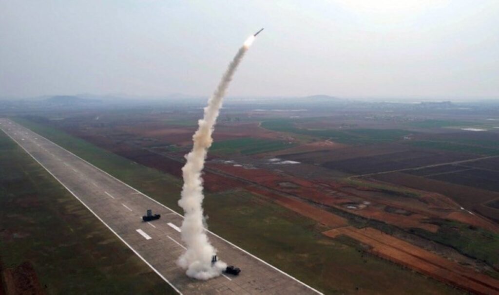 Kuzey Kore, süper büyük savaş başlığı ile yeni tip uçaksavar füzesini test etti