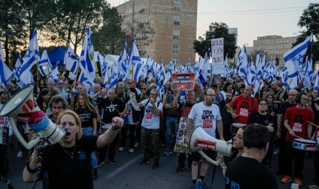 Netanyahu’ya istifa çağrısı: Binlerce kişi sokaklara döküldü