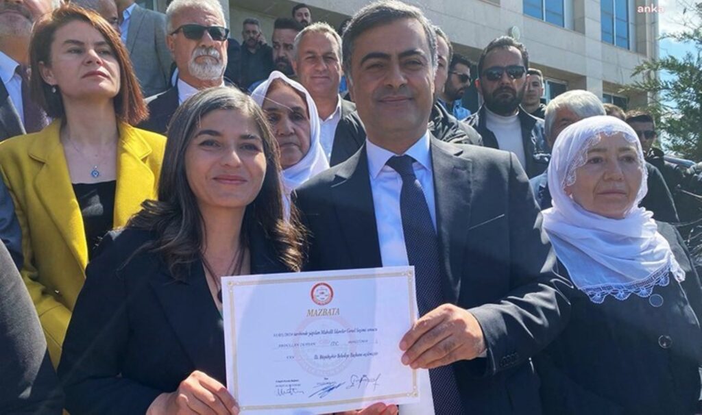 Van Büyükşehir Belediye Başkanı Abdullah Zeydan mazbatasını aldı: ‘Hukukun üstünlüğü’ mesajı