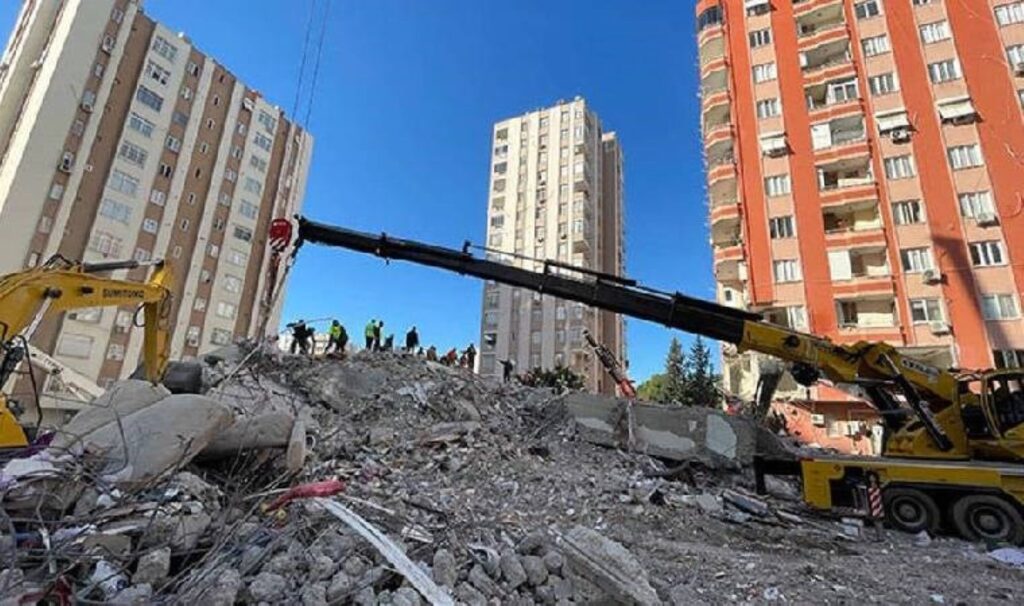 51 kişiye mezar olan Furkan Apartmanı’na ilişkin beklenen rapor çıktı: Kolonun birini kesmişler!