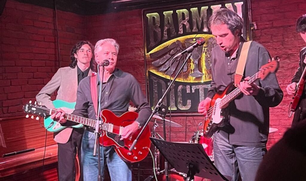 ABD Dışişleri Bakanı Blinken Kiev’de bir barda gitar çalıp şarkı söyledi