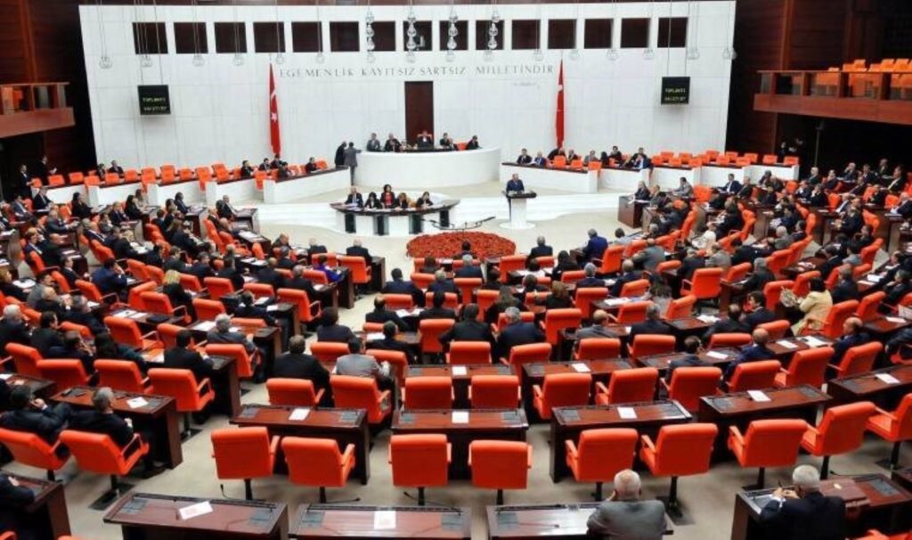 CHP’de üç grup başkanvekili TBMM Başkanlığı’na ortak imzalı yasa teklifi verdi: ‘Asgari ücrete üç ayda bir zam’