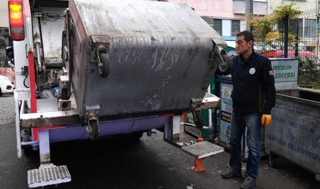 CHP’li Giresun Belediye Başkanı Köse, 1 Mayıs’ta işçilerle çöp topladı