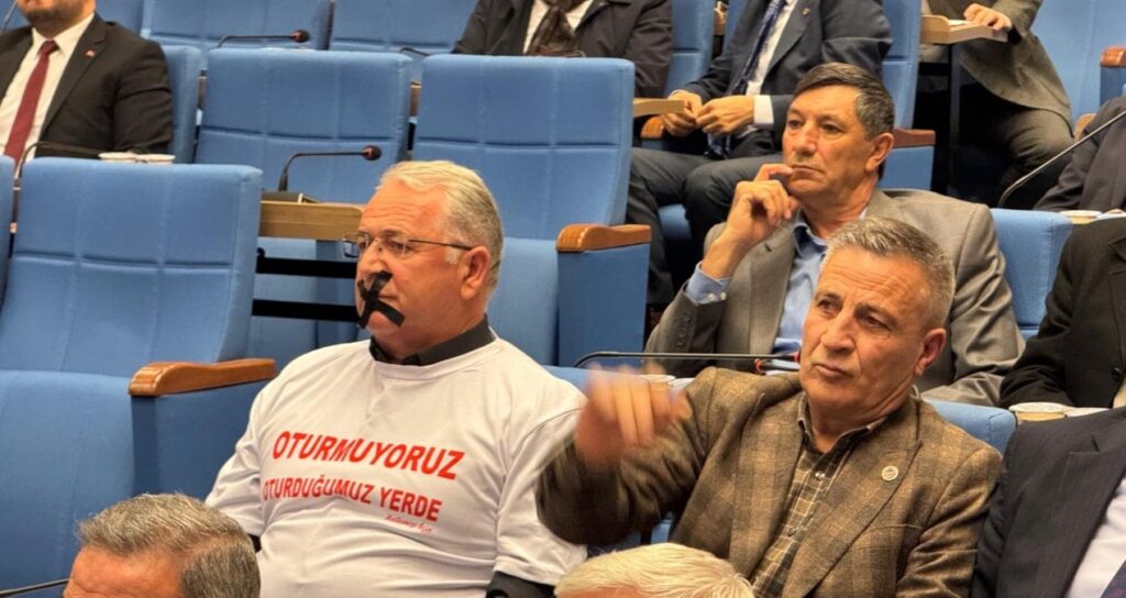 CHP’li isimden ilginç protesto! Toplantıya ağzı bantlı katıldı